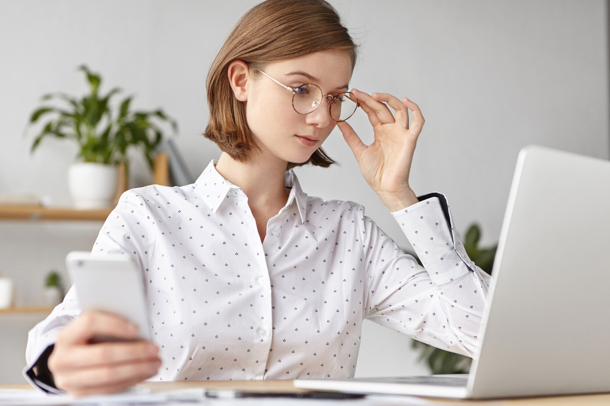 Persona trabajando en un escritorio ergonómico con buena iluminación